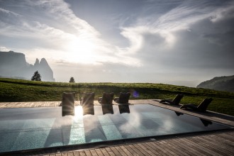 hotel-santner-alpe-di-siusi-piscina-esterna-sciliar.jpg